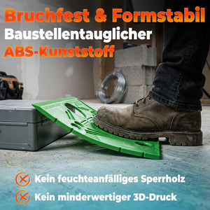 Arbeitsstiefel steht auf der grünen Anzeichenschablone Wand-WC zur Demonstration der Bruchfestigkeit